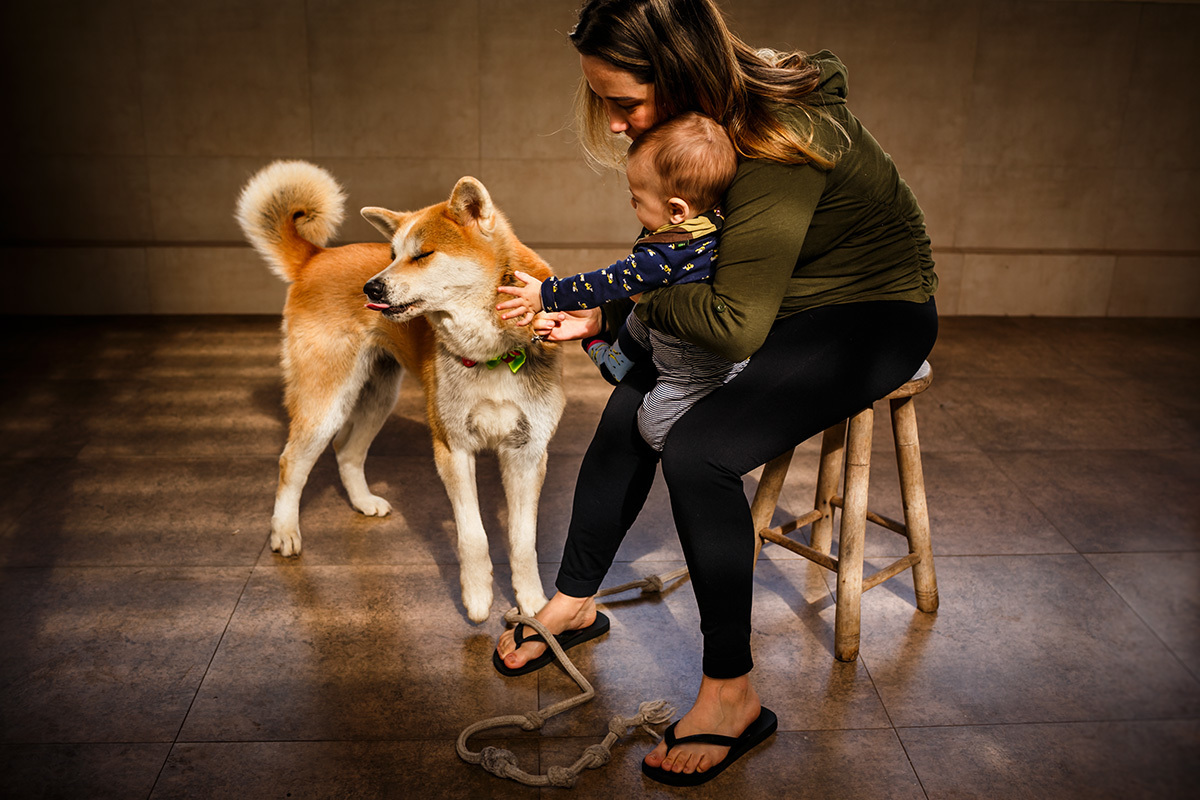foto de Adriana Costa da interação entre bebê e o seu cão
