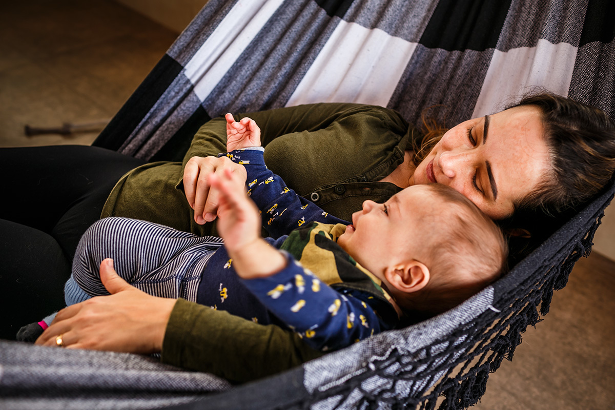 mãe e filho deitado na rede para descansar