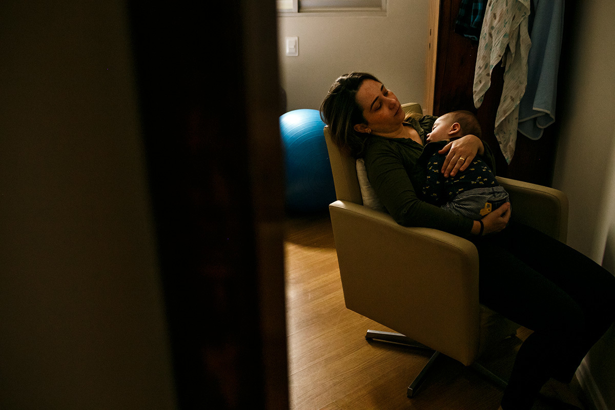 mãe e filho dormindo assentados na cadeira