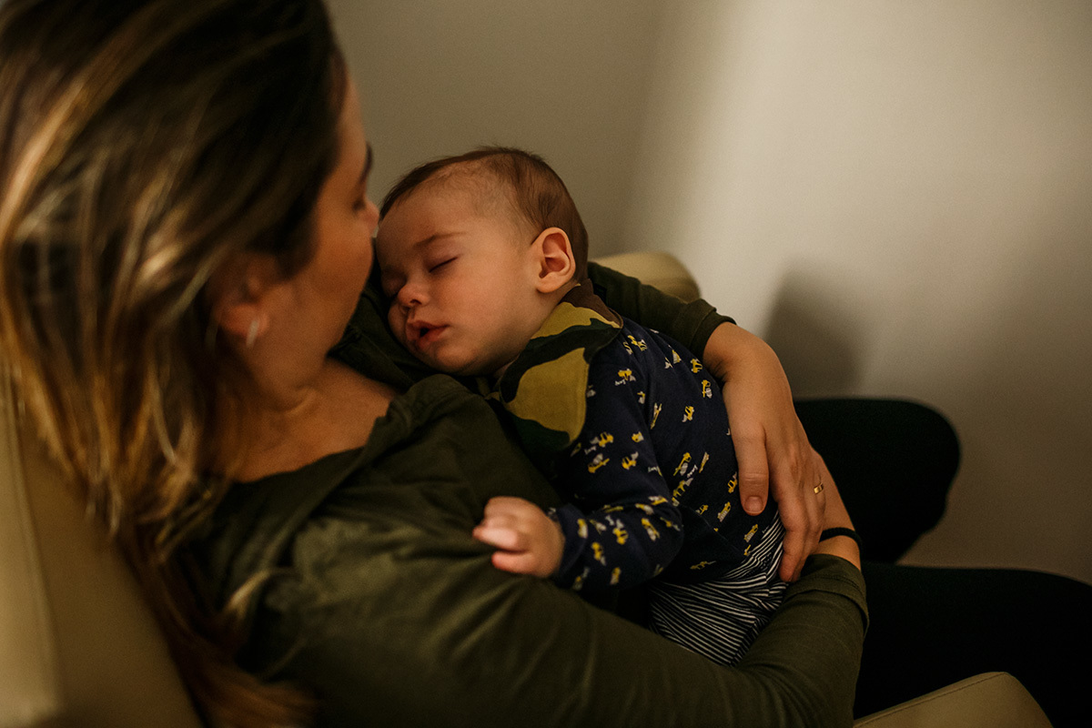 bebê dormindo no colo da mãe