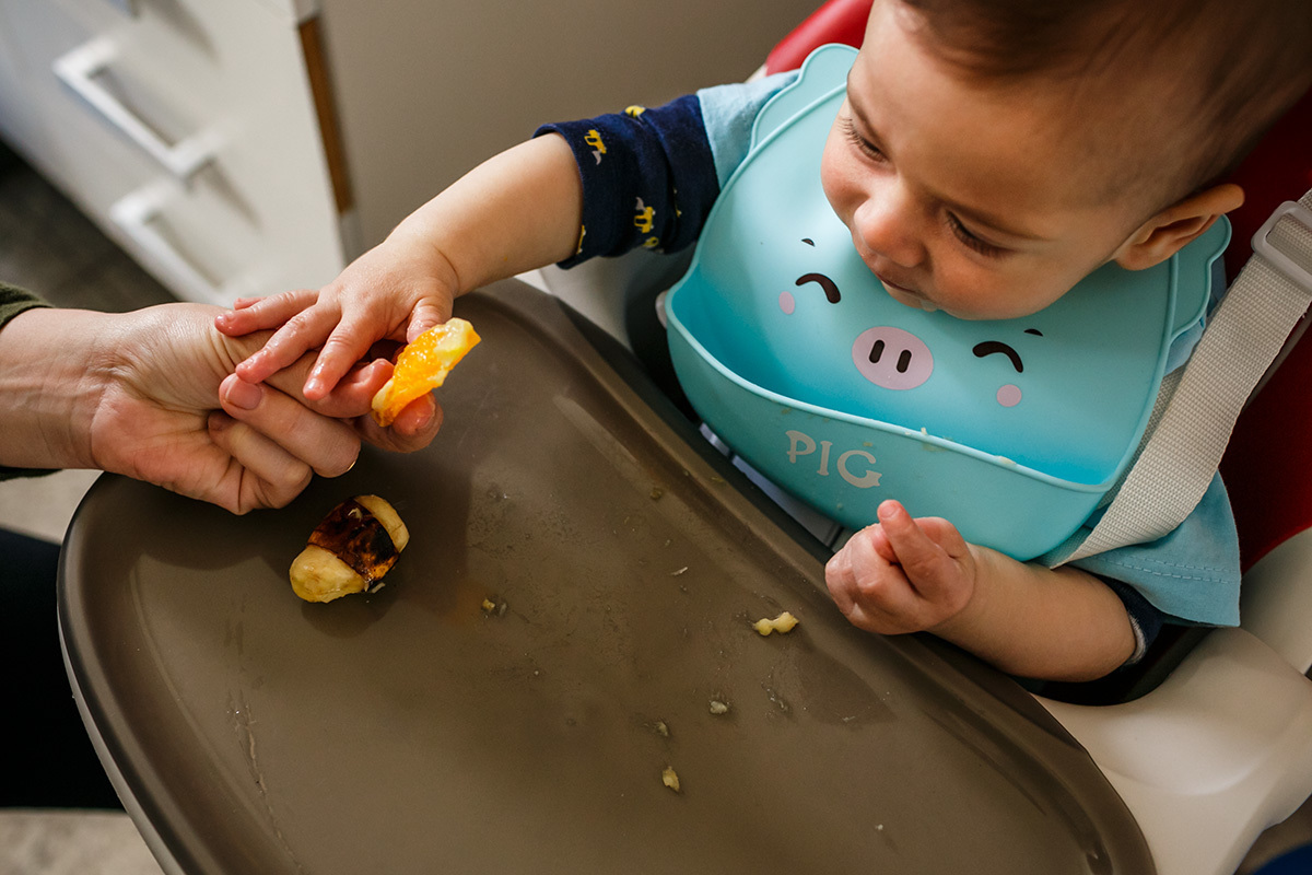 bebê recebendo as primeiras frutas
