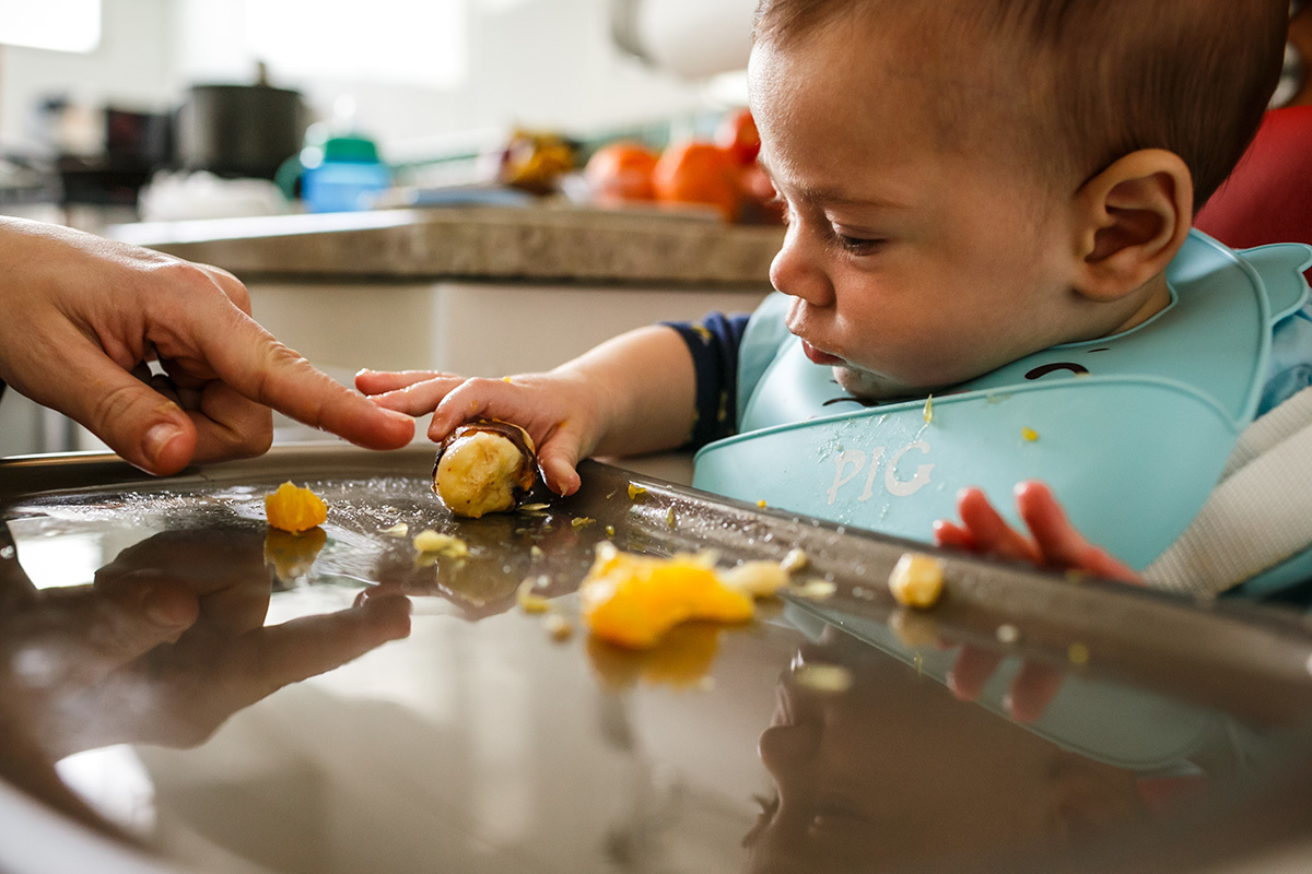 bebê experimentando as primeiras frutas
