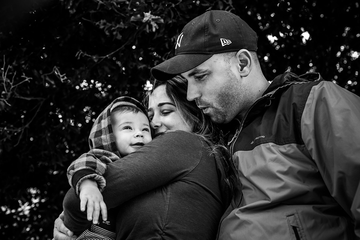 pais com seu bebê de 6 meses na pracinha