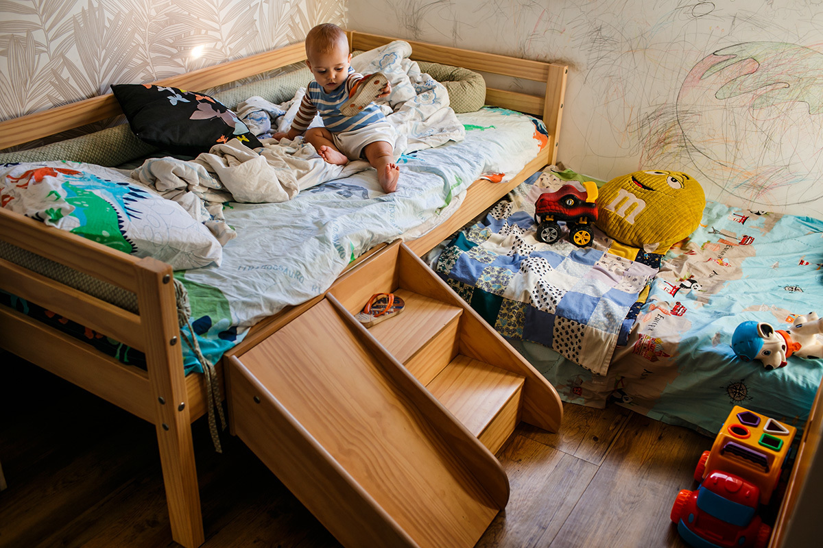 bebê já subindo na cama sozinho