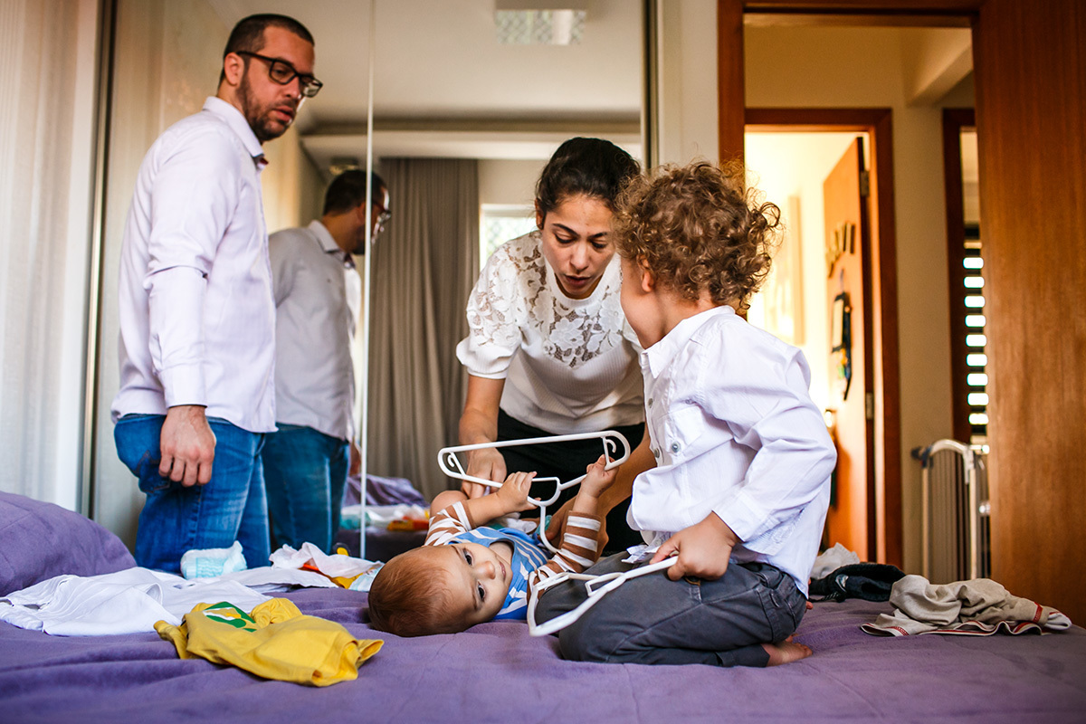 Adriana Costa documentou pais e filhos se preparando para o batizado