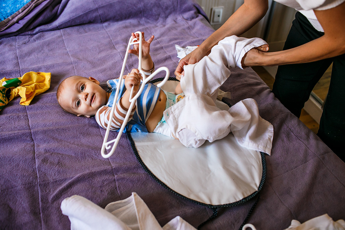 mãe vê que a roupa que escolheu para o batizado ficou grande