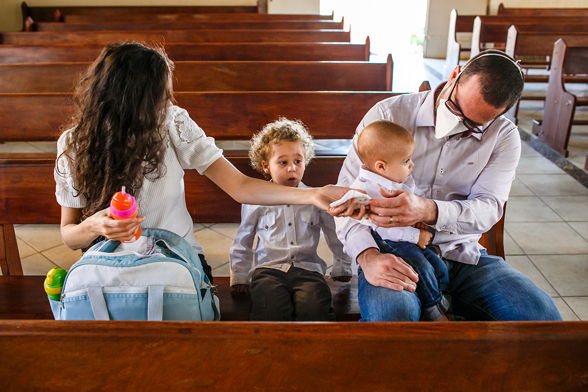 família na igreja para o batismo do caçula
