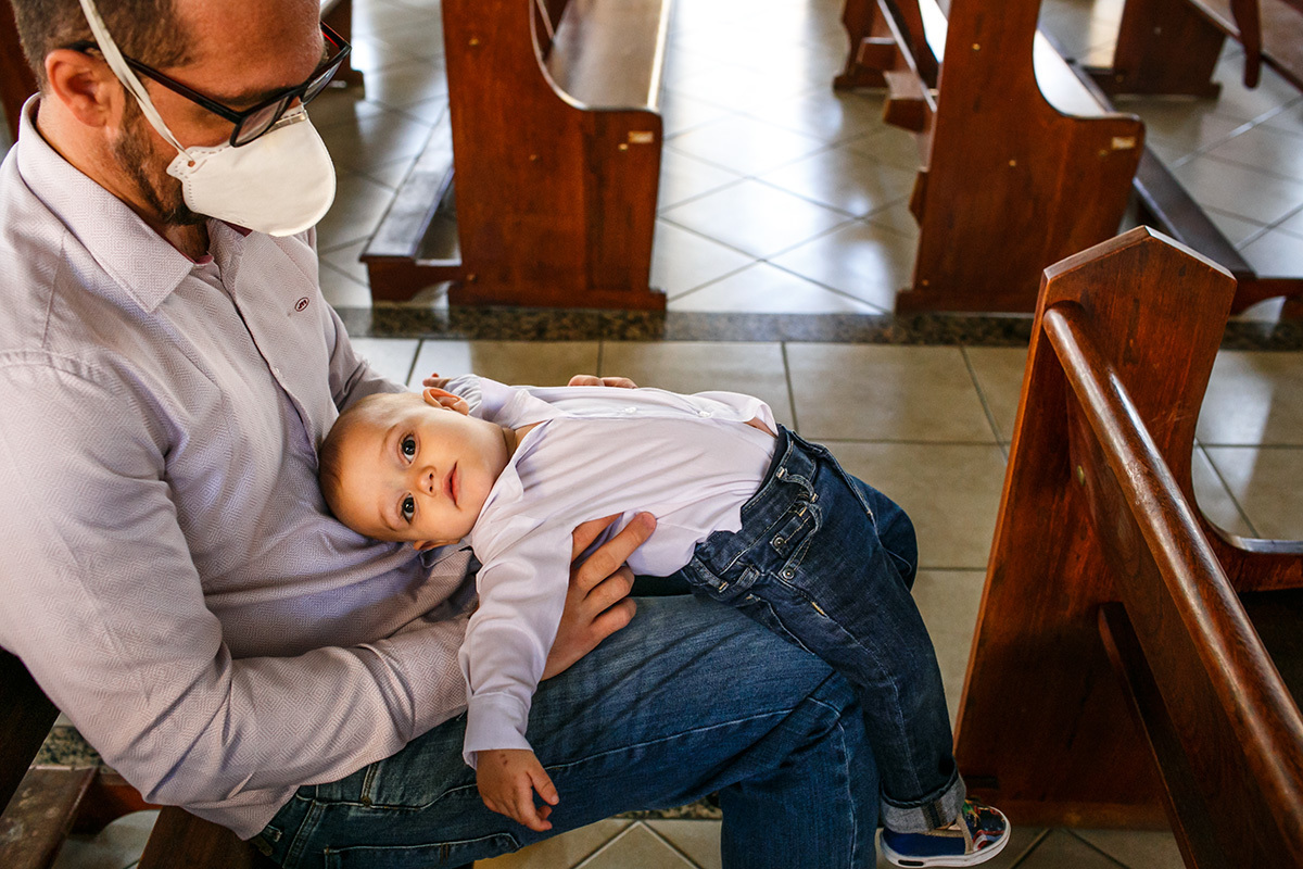 bebê querendo sair do colo para andar na Igreja no dia do seu batismo