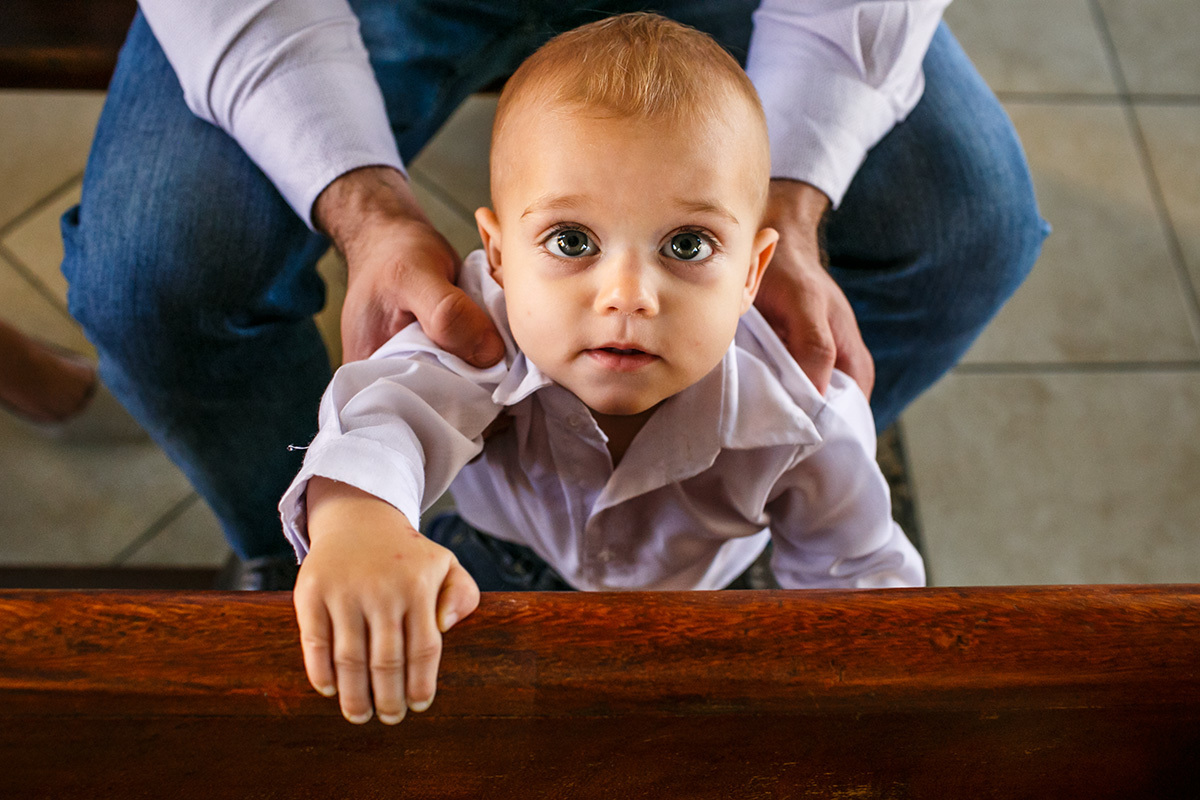 bebê começando a ficar em pé para andar
