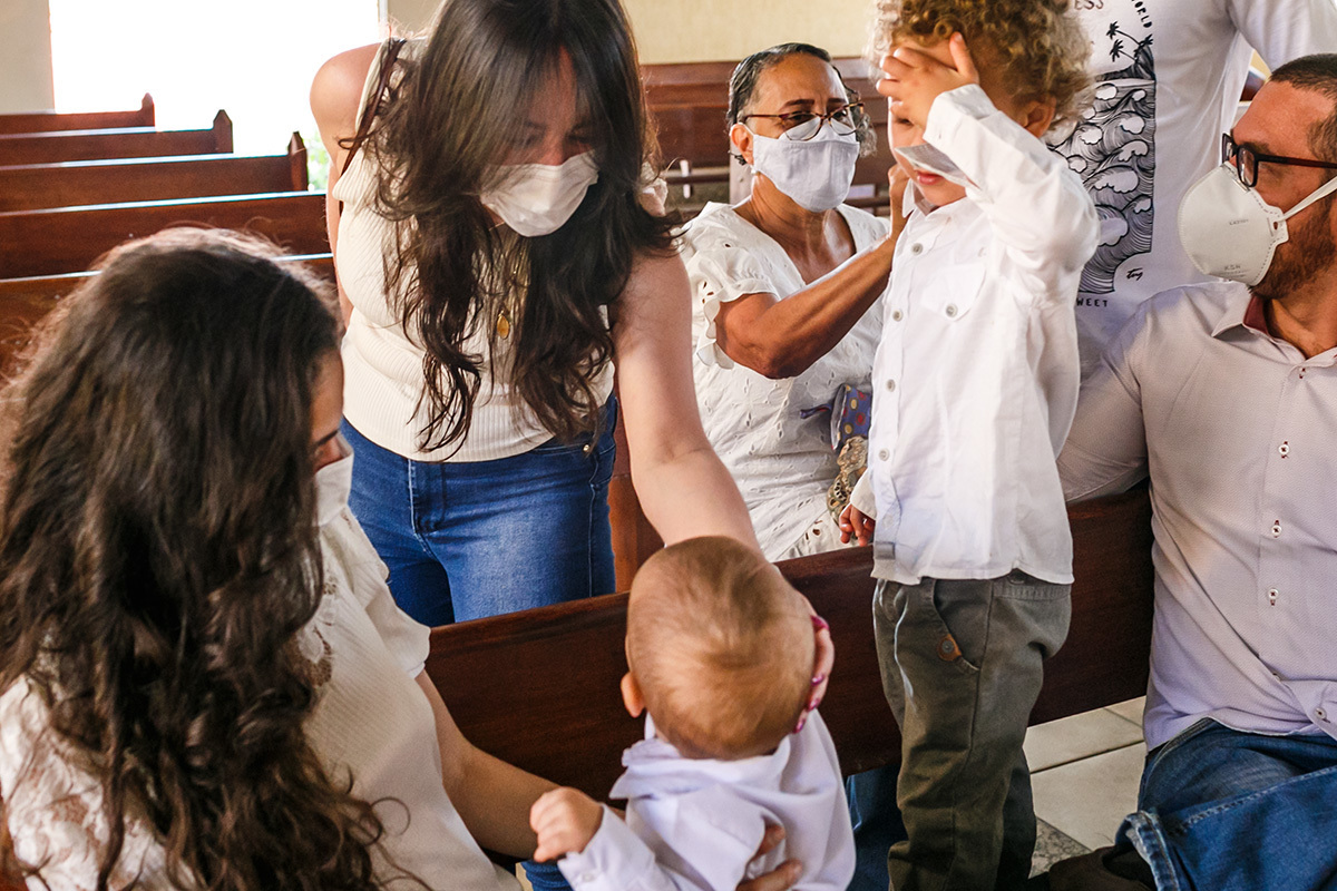 família chegando para o batizado do caçula