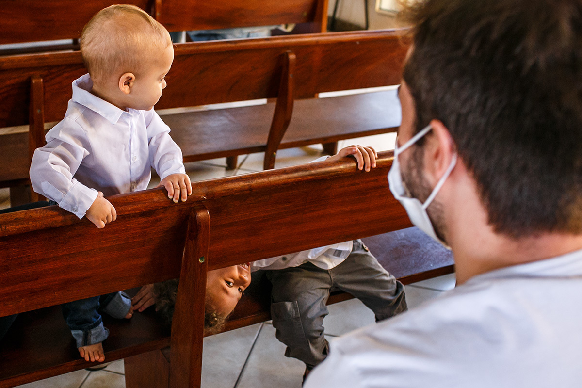 Adriana Costa documentou crianças se divertindo na Igreja durante o batizado