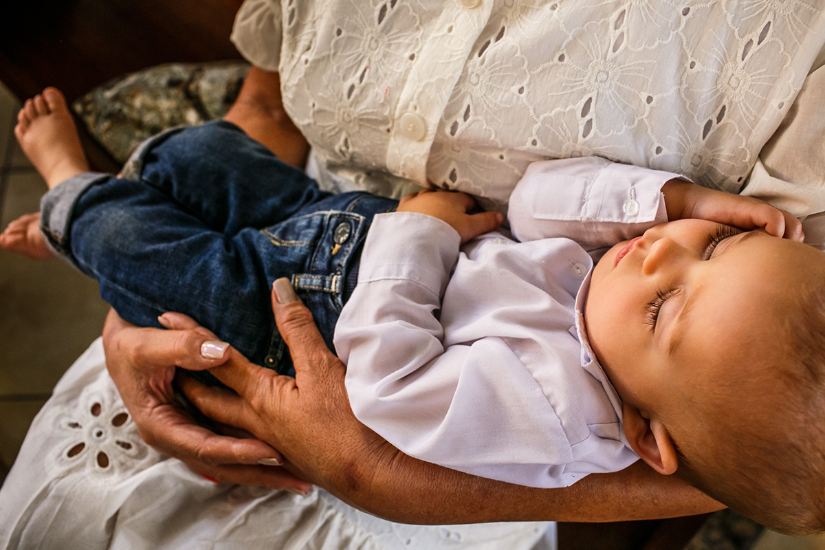 bebê dorme tranquilo durante o seu batizado
