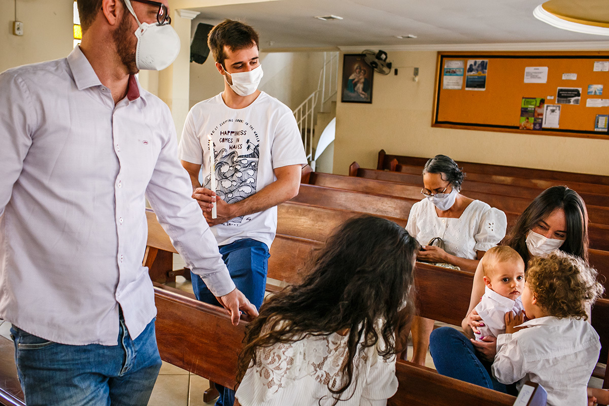 bebê acordando tranquilo durante a sua cerimônia de batismo