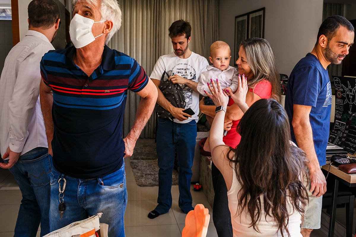 família comemora em casa o dia do batismo do caçula