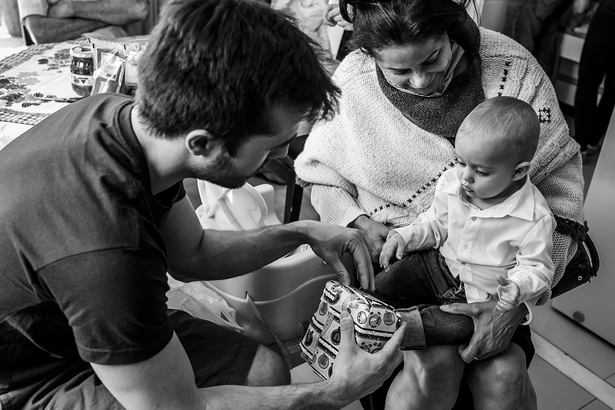 avó entrega presente de batizado para o neto