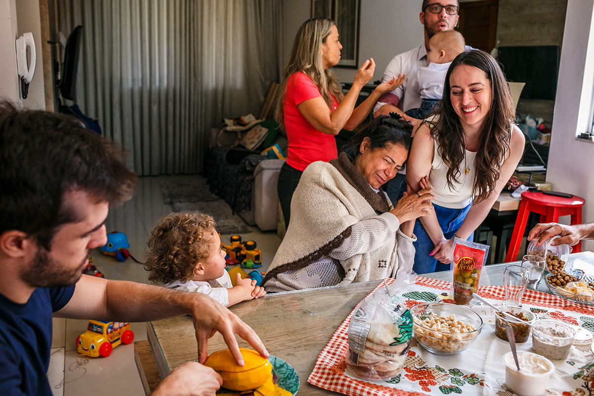 família comemora feliz o dia do batizado do caçula