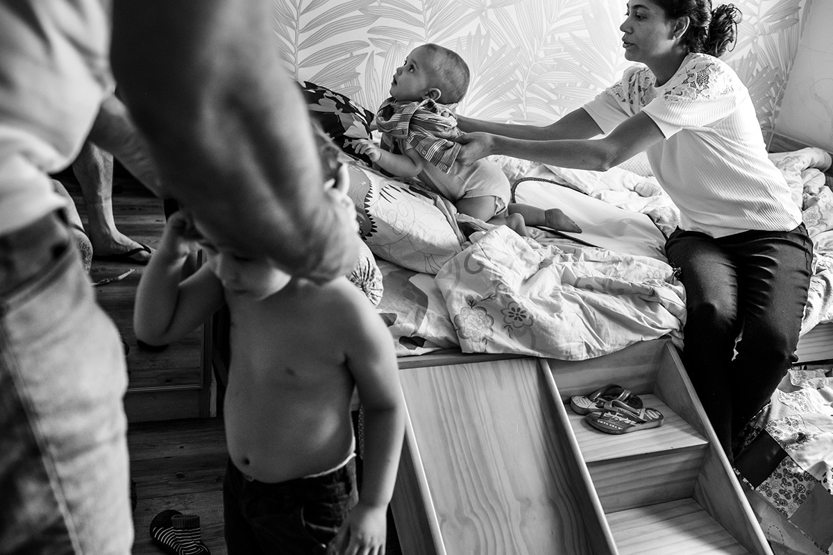 pais trocam a roupa das crianças após o batizado para ficarem mais confortáveis