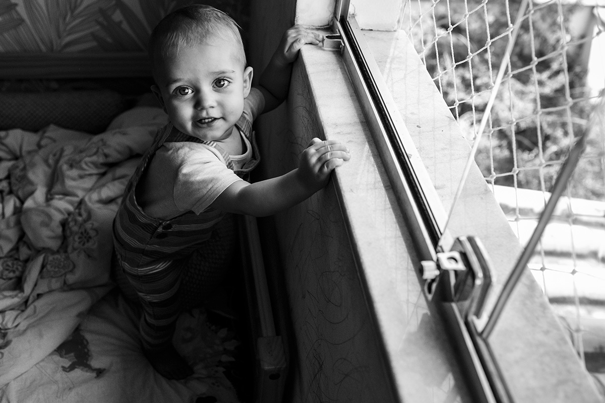 retrato do bebê na janela 