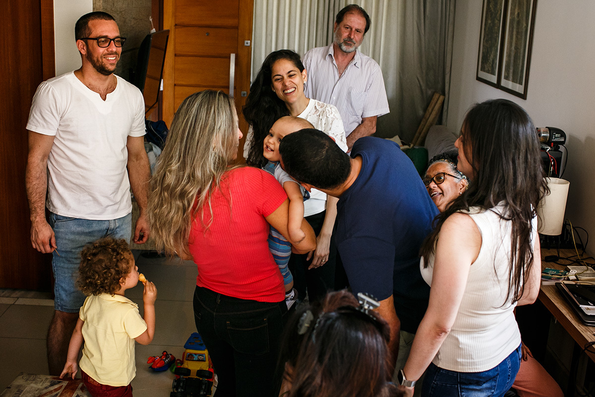 família comemorando o batizado do caçula em festa sem pompa, mas com muito amor