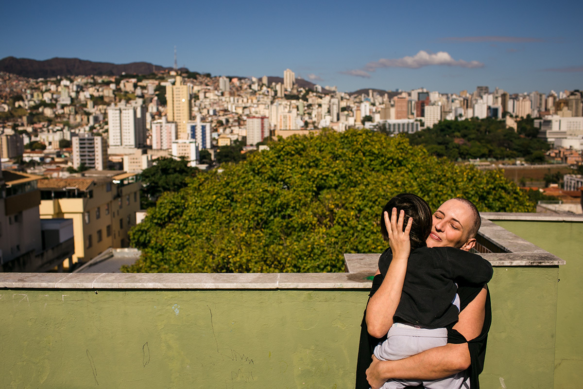 mãe em tratamento de câncer de mama encara o tratamento com positividade ao lado da familia