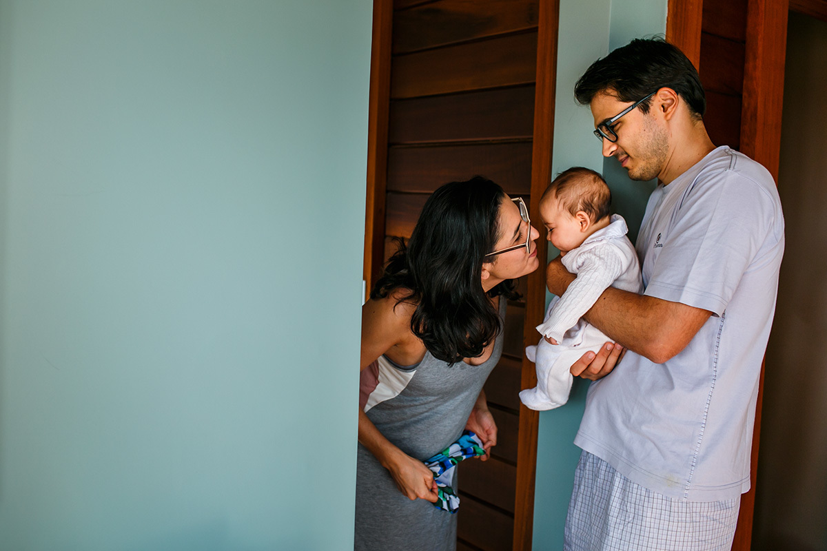 família ao acordar no dia do batismo da filha com enterro da placenta