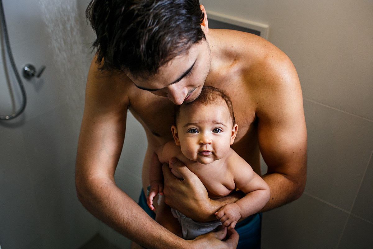 pai e sua bebê se preparando para o banho de chuveiro