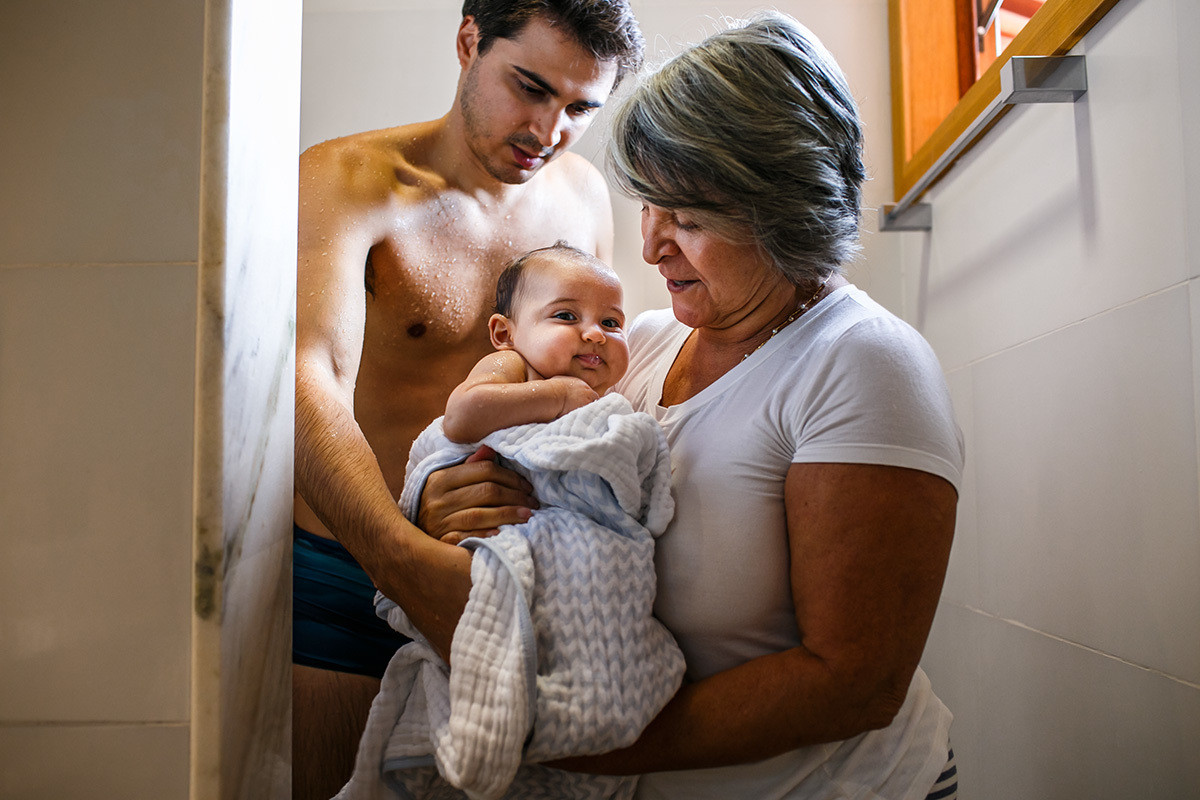 avó pega a neta para enxugar após o banho