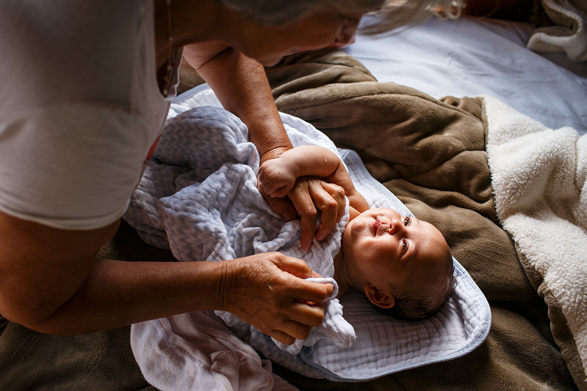 Adriana Costa documentou avó cuidando da sua neta após o banho