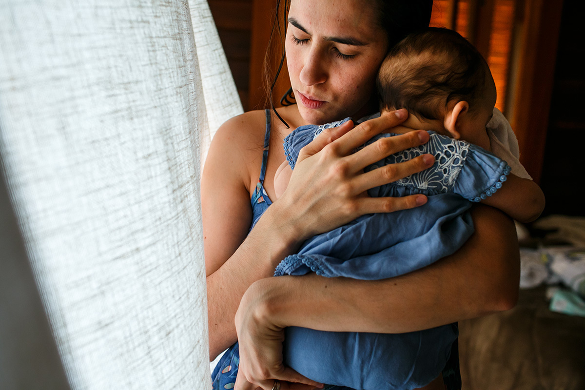 Adriana Costa documentou mãe ninando sua bebê