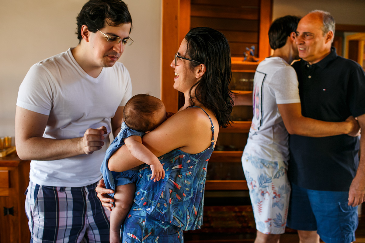 família chegando para o ritual do enterro da placenta