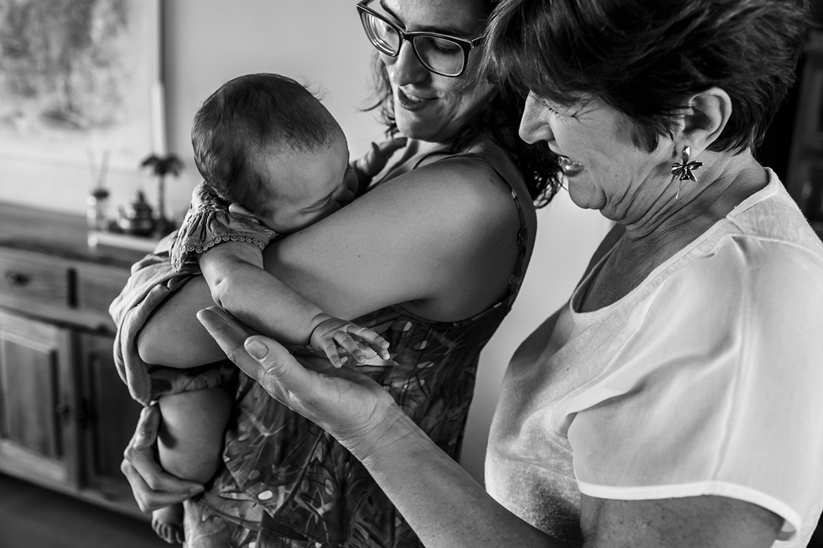 avó cumprimentando sua neta no dia do batismo