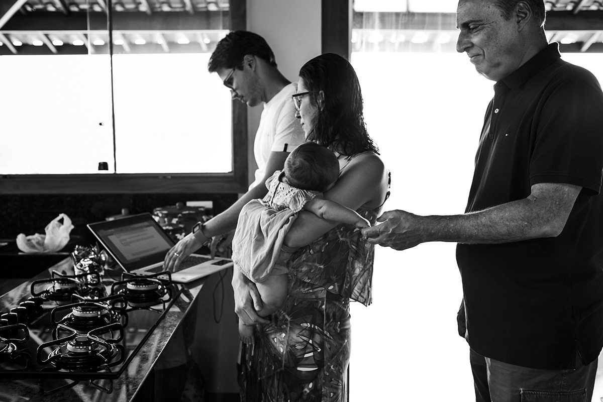 avô fazendo carinho na sua neta que dorme