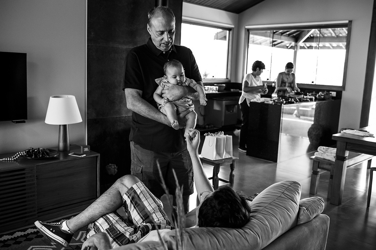 família preparando o ritual de batismo da bebê