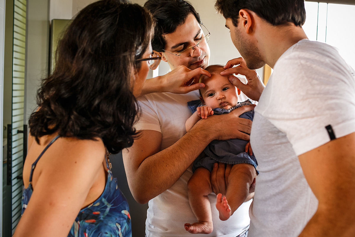 pais e padrinhos cuidando da bebê