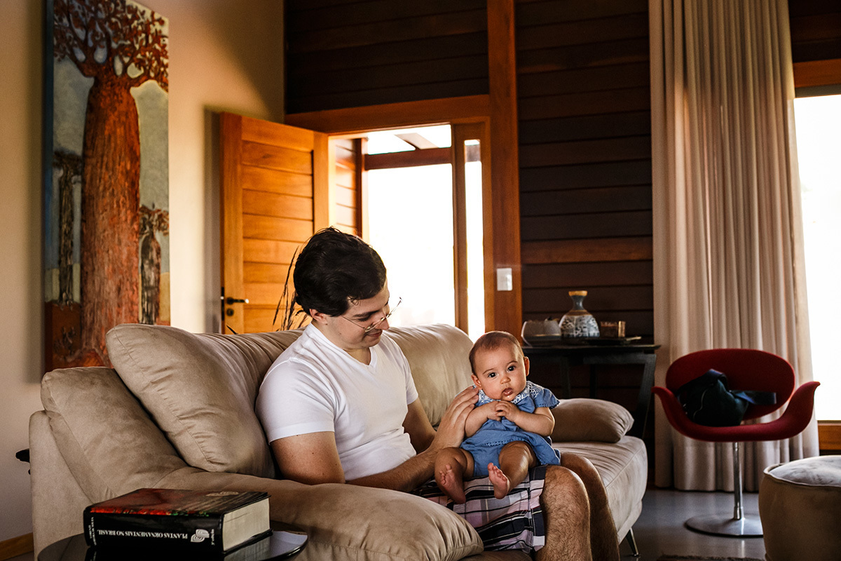 padrinho com sua afilhada no dia do batismo em foto de Adriana Costa