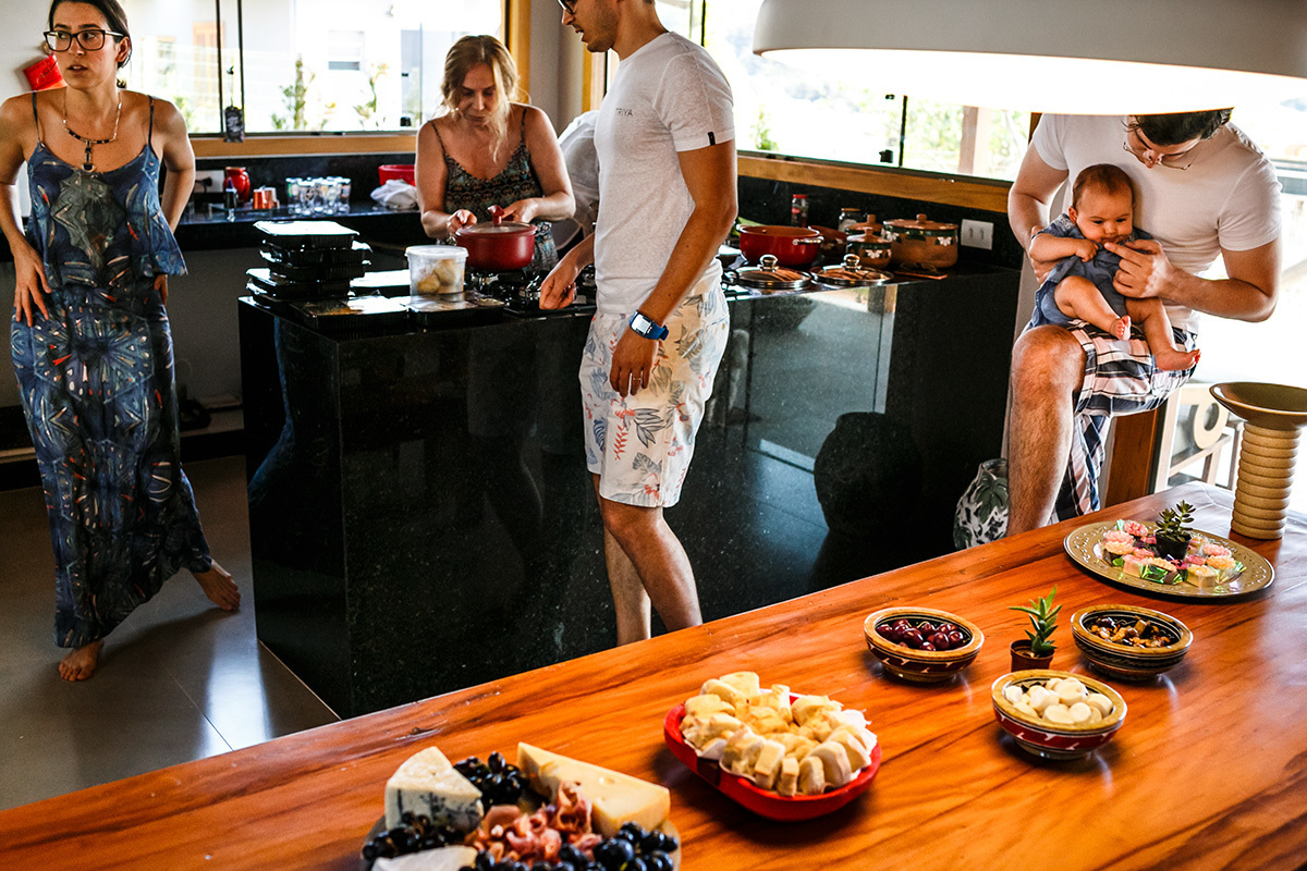 Adriana Costa documentou a família preparando a cerimônia de batismo da bebê