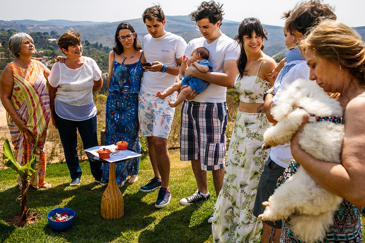 família se reúne para o enterro da placenta como um ritual de batismo da sua bebê em foto de Adriana Costa
