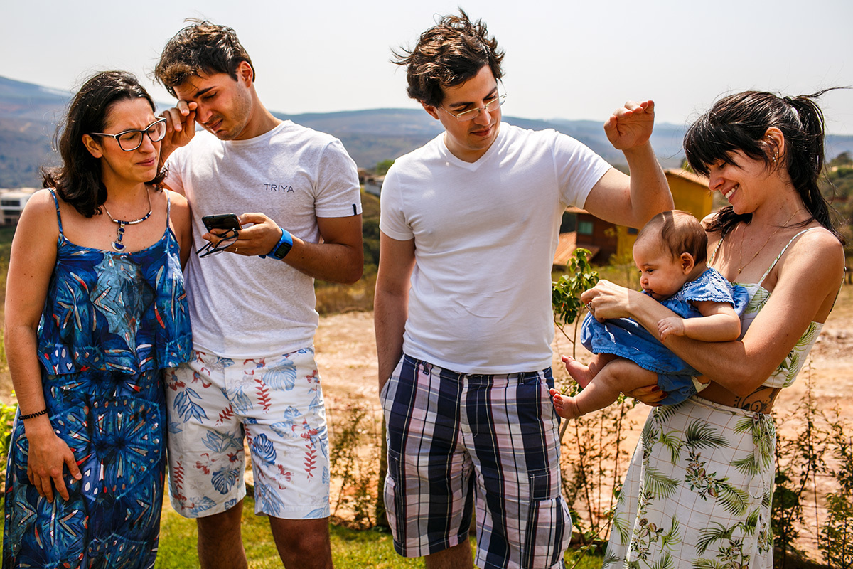 pais choram emocionados ao lerem o texto que prepararam para o enterro da placenta de sua bebê como um ritual de batismo em foto de Adriana Costa