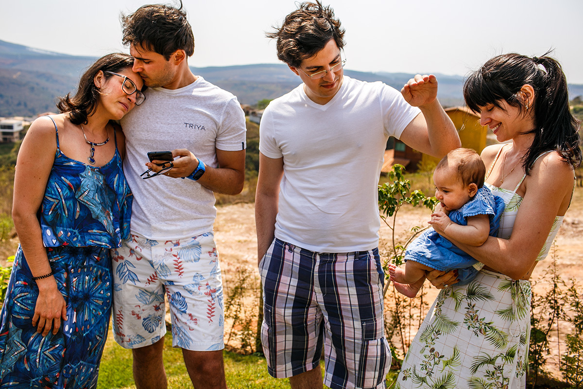 pais se emocionam com o ritual de batismo da sua filha