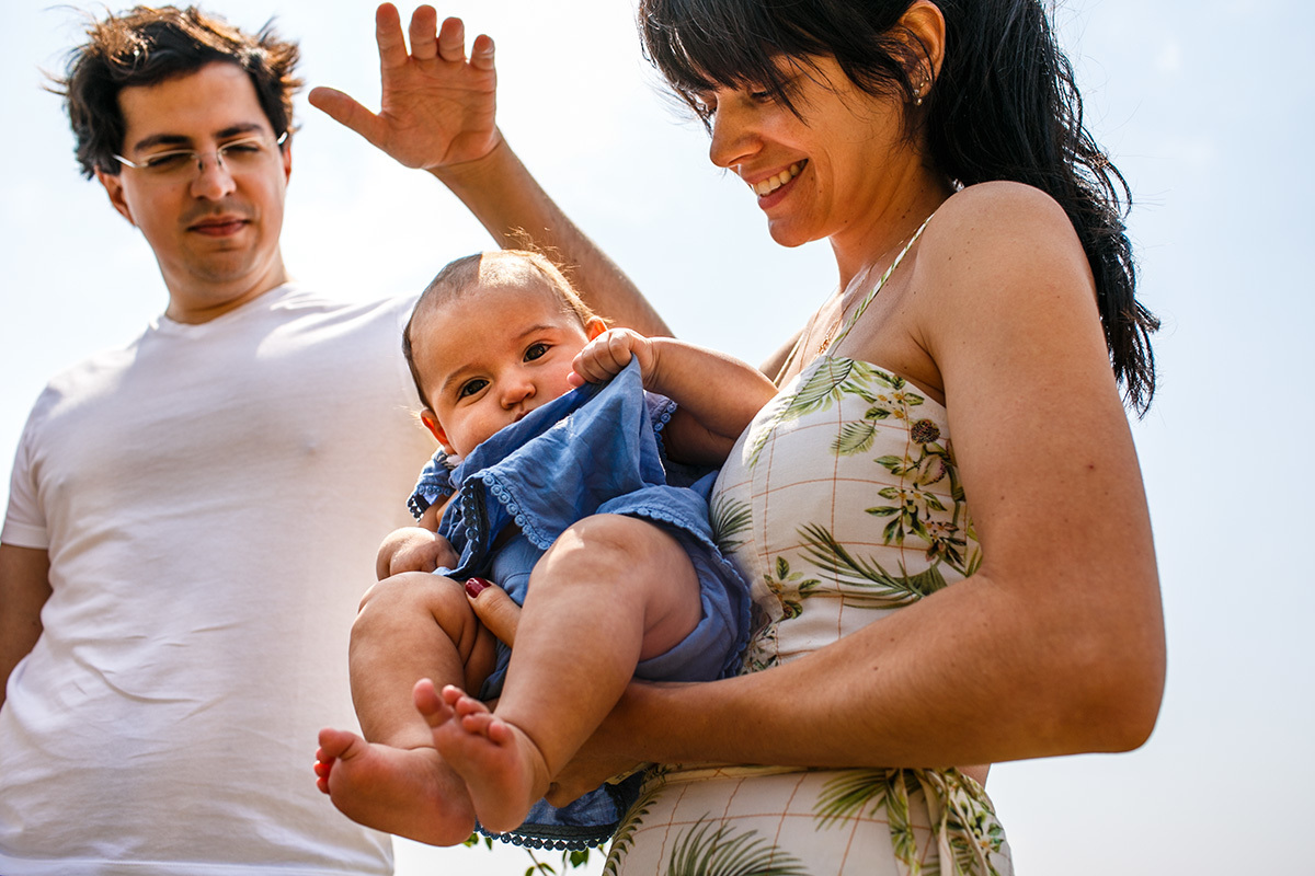 padrinhos abençoam sua afilhada no ritual de batismo feito no alto da montanha