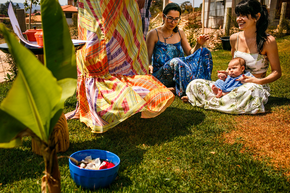 família se prepara para enterrar a placenta da sua bebê ao lado dos avós e padrinhos