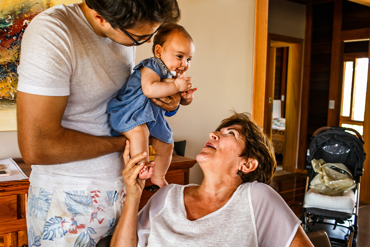 avó brinca com a neta após o batismo