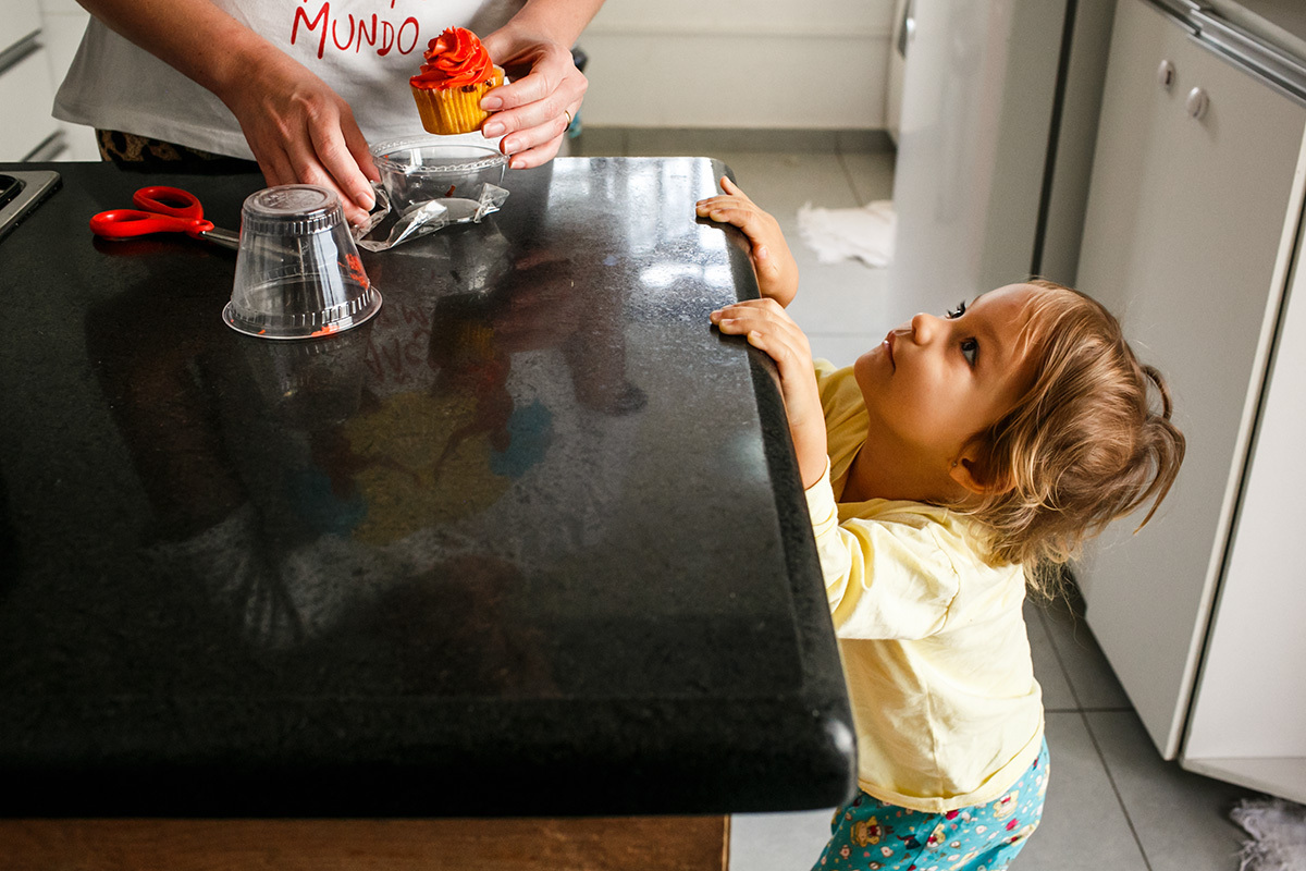 criança começa a comemorar o seu aniversário com o cupcake no café da manhã