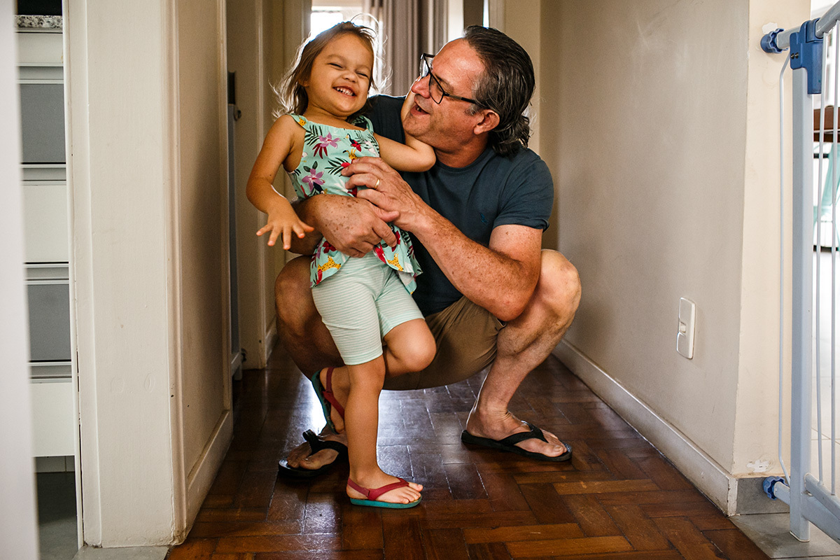 pai e filha se divertindo 