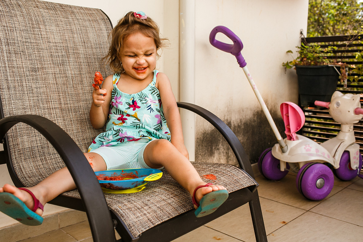 menina suja todo o corpo com o cupcake da sua festa de aniversário