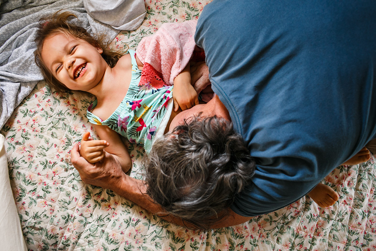 Adriana Costa documentou pai e filha se divertindo em casa