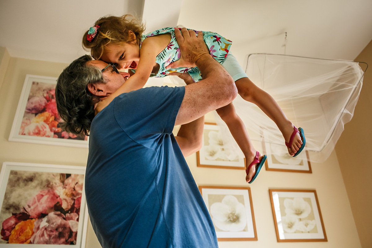 pai brincando com a filha com alegria