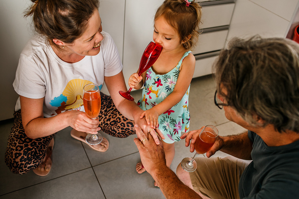 casal brinda com a filha comemorando a boda de madeira do casamento e o aniversário de 3 anos dela