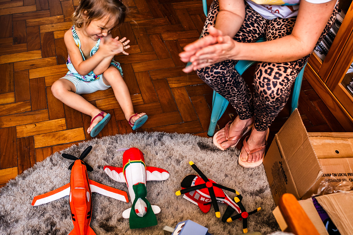 criança fica feliz com sua festa de aniversário em casa e com o presente dos bonecos da animação Aviões da Disney Pixar