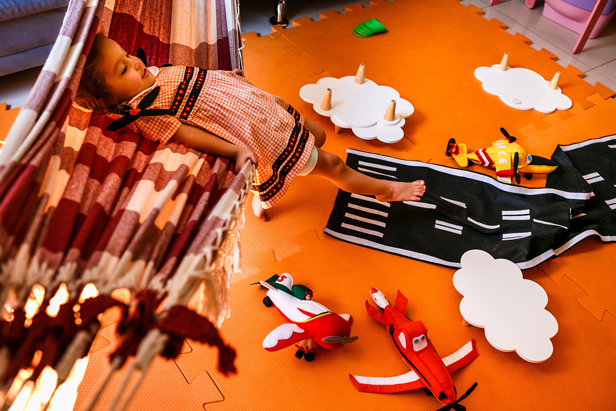 criança se divertindo com o aeroporto que fez em casa de brinquedo para o seu aniversário